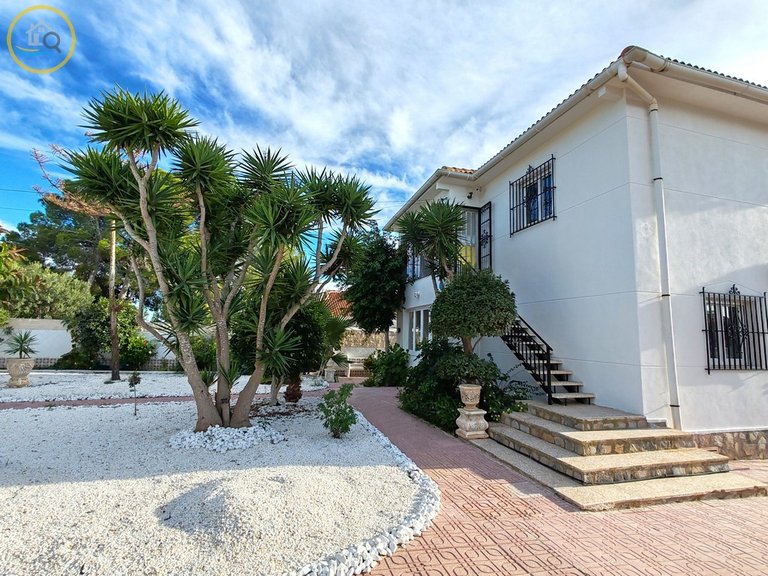 Villa for sale in Pilar de la Horadada, Alicante 1