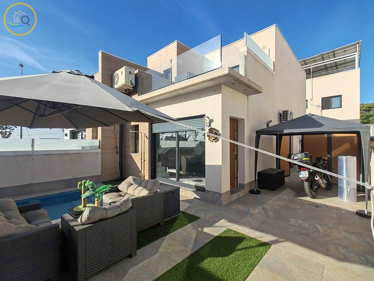 Villa for sale in Pilar de la Horadada, Alicante 1