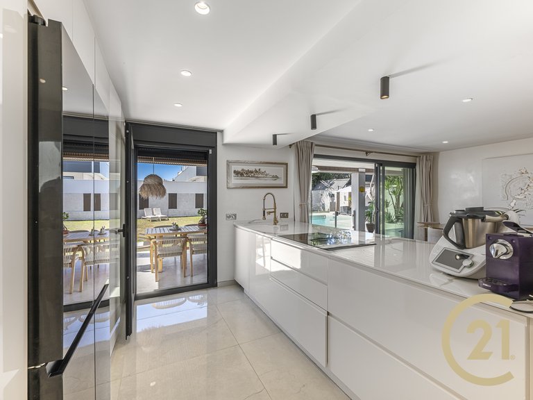 Villa for sale in Estepona, Málaga 4