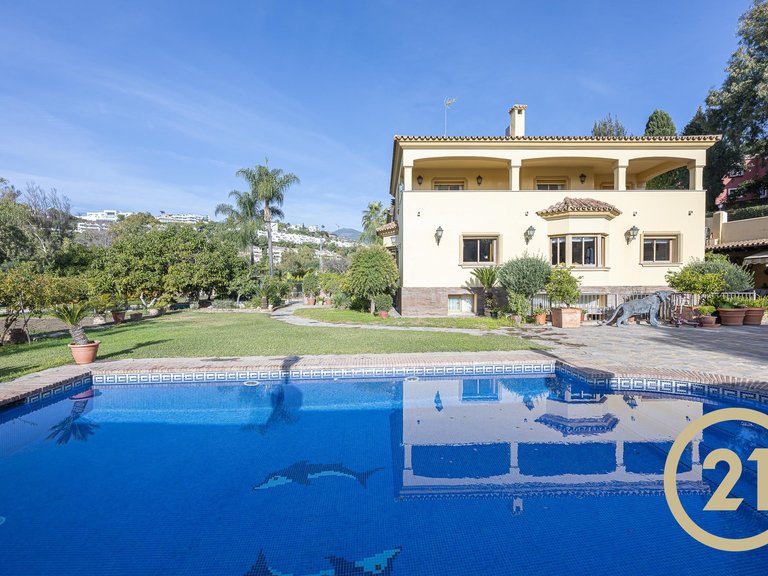 Villa for sale in Estepona, Málaga 1