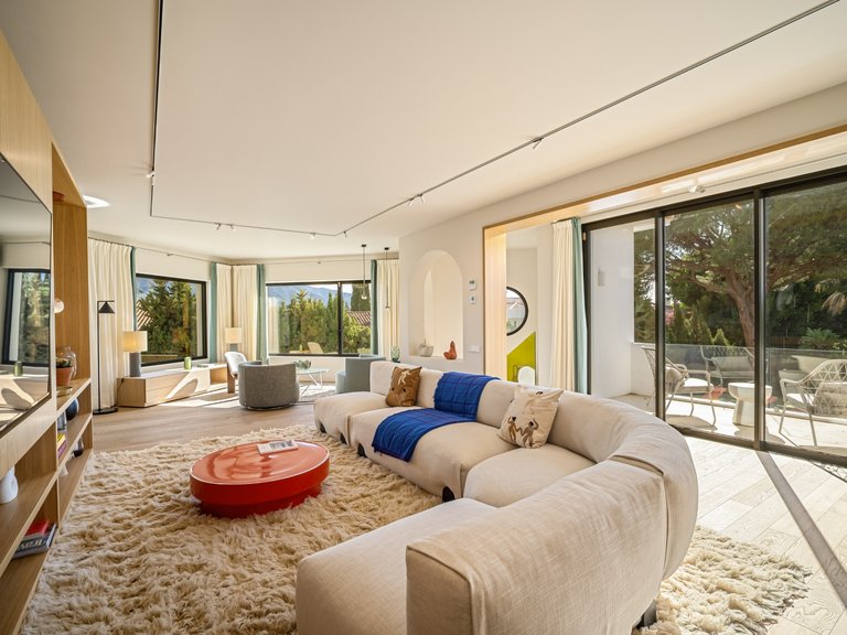 Exclusive villa in a quiet corner of the Golf Valley in Nueva Andalucia, Marbella 3