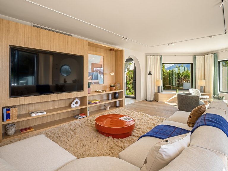 Exclusive villa in a quiet corner of the Golf Valley in Nueva Andalucia, Marbella 4