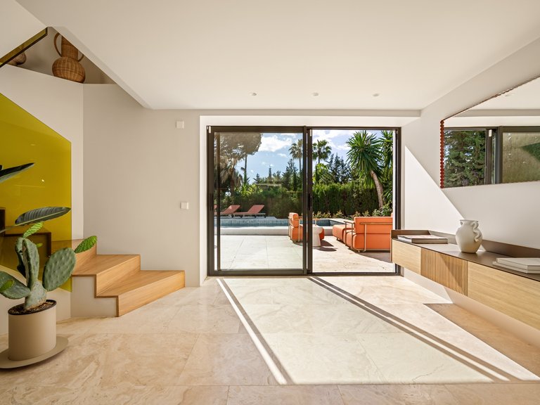 Exclusive villa in a quiet corner of the Golf Valley in Nueva Andalucia, Marbella 10