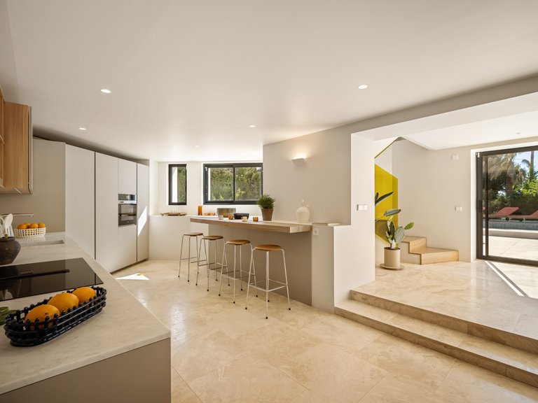 Exclusive villa in a quiet corner of the Golf Valley in Nueva Andalucia, Marbella 11