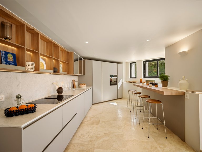 Exclusive villa in a quiet corner of the Golf Valley in Nueva Andalucia, Marbella 12