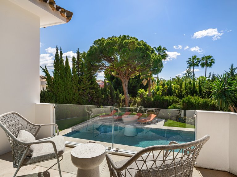Exclusive villa in a quiet corner of the Golf Valley in Nueva Andalucia, Marbella 17