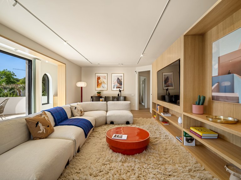 Exclusive villa in a quiet corner of the Golf Valley in Nueva Andalucia, Marbella 18