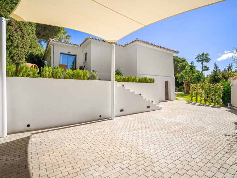 Exclusive villa in a quiet corner of the Golf Valley in Nueva Andalucia, Marbella 19