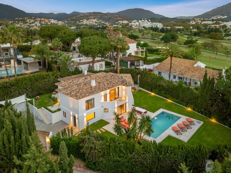 Exclusive villa in a quiet corner of the Golf Valley in Nueva Andalucia, Marbella 23