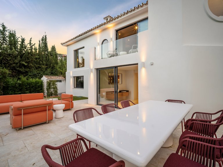 Exclusive villa in a quiet corner of the Golf Valley in Nueva Andalucia, Marbella 21