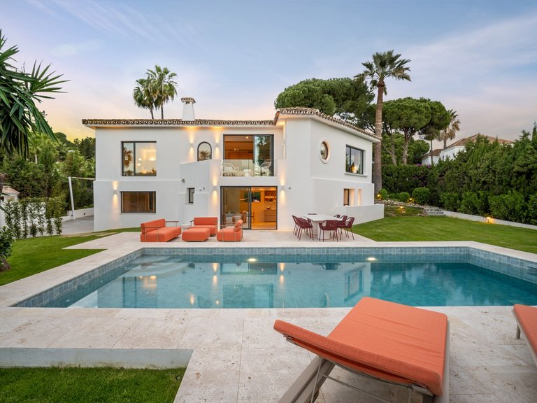 Exclusive villa in a quiet corner of the Golf Valley in Nueva Andalucia, Marbella 1