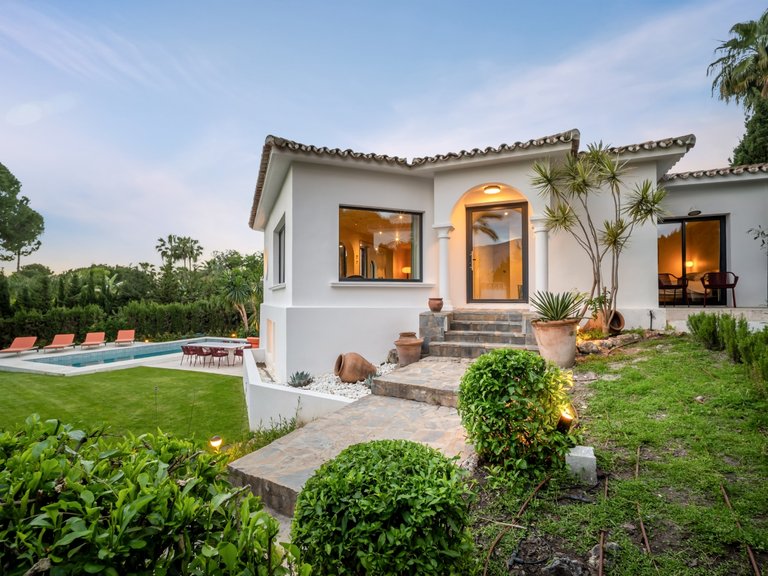 Exclusive villa in a quiet corner of the Golf Valley in Nueva Andalucia, Marbella 24