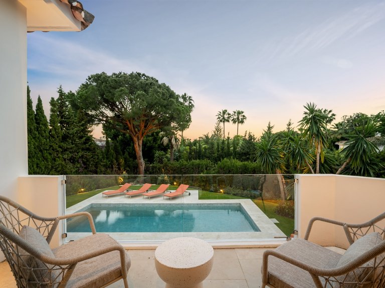Exclusive villa in a quiet corner of the Golf Valley in Nueva Andalucia, Marbella 25