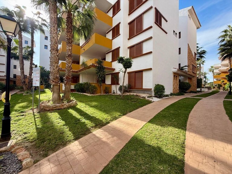 Apartment in “La Recoleta” – 2 Bedrooms, 2 Bathrooms, Garage + Storage Room, Communal Pools 4