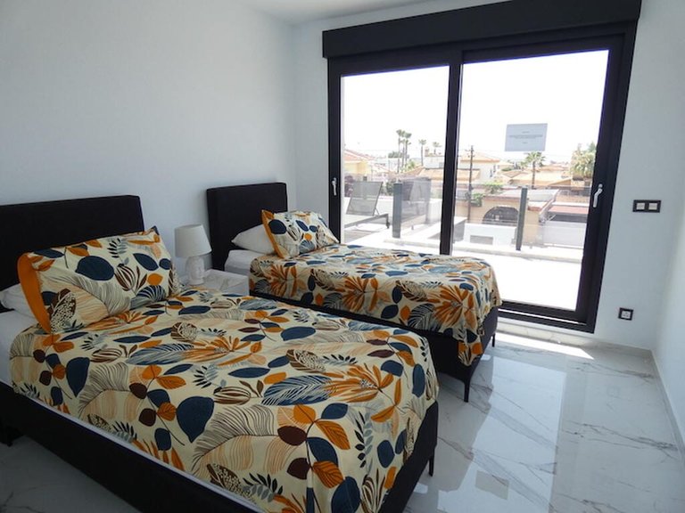 Villa for Sale in Alicante, Alicante 23