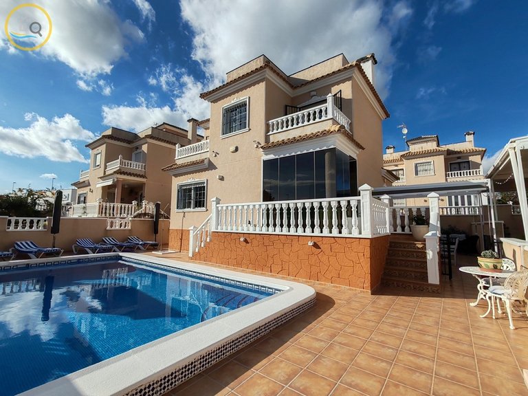 Villa for sale in Pilar de la Horadada, Alicante 1