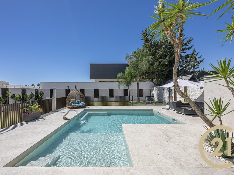 Villa for sale in Estepona, Málaga 1