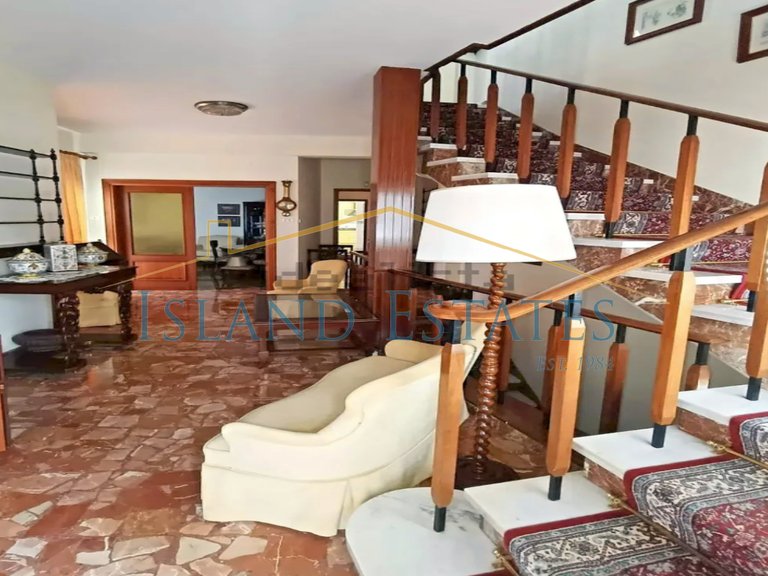 Unique Townhouse with Roof Terrace in Country Town 1
