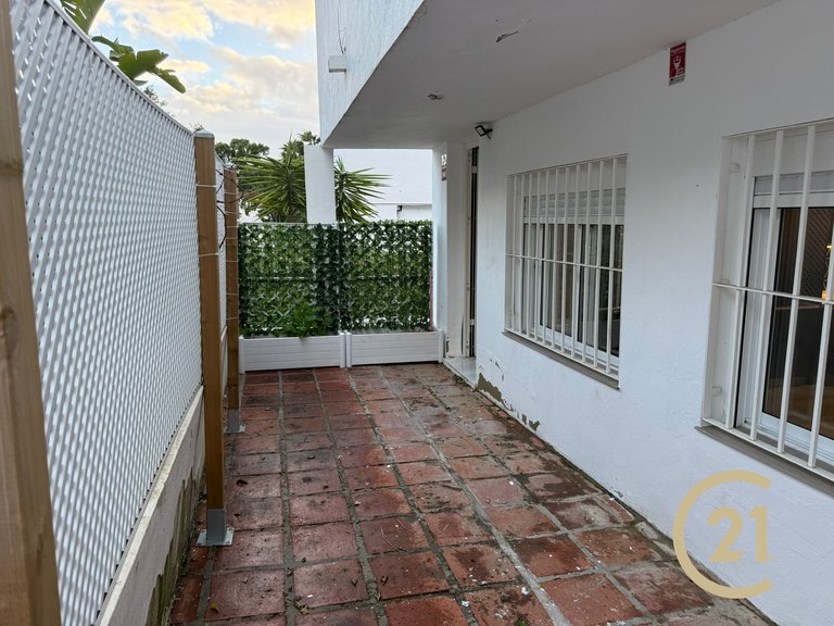 Local hecho vivienda totalmente reformada en Señorío de Cortes 15