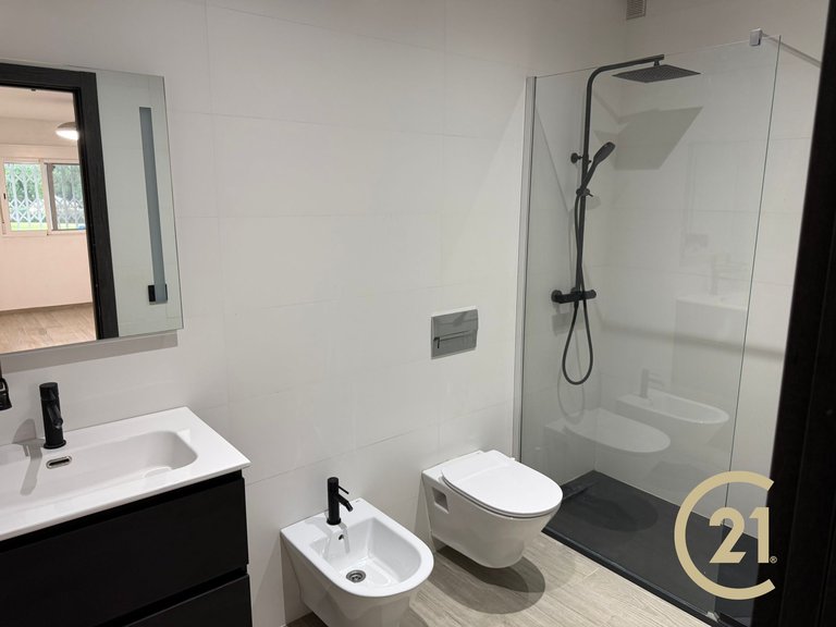 Local hecho vivienda totalmente reformada en Señorío de Cortes 11