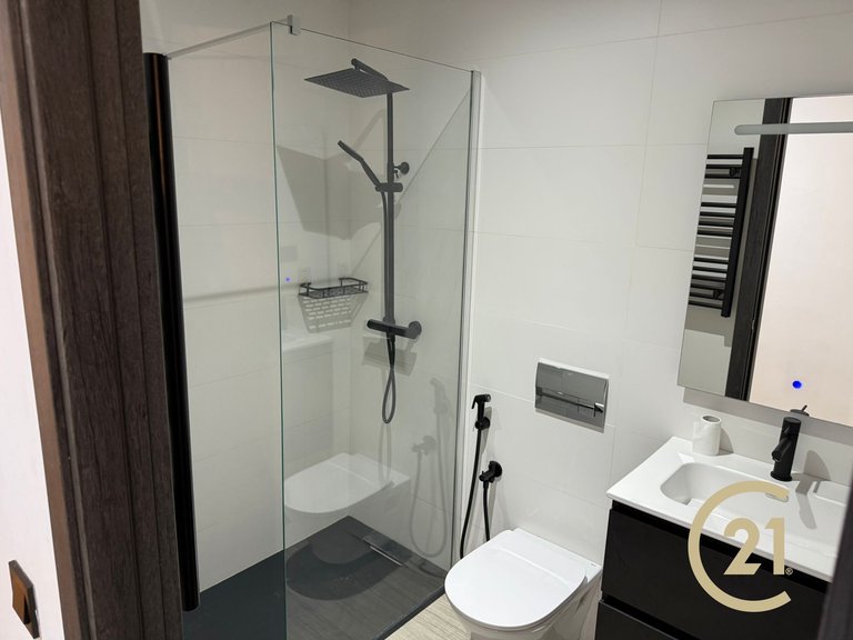 Local hecho vivienda totalmente reformada en Señorío de Cortes 13