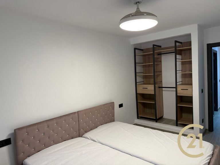 Local hecho vivienda totalmente reformada en Señorío de Cortes 6