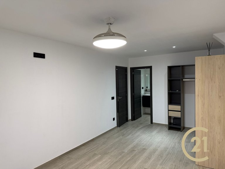 Local hecho vivienda totalmente reformada en Señorío de Cortes 8