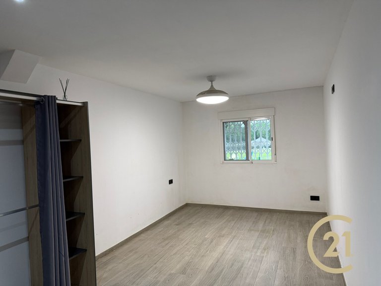 Local hecho vivienda totalmente reformada en Señorío de Cortes 10