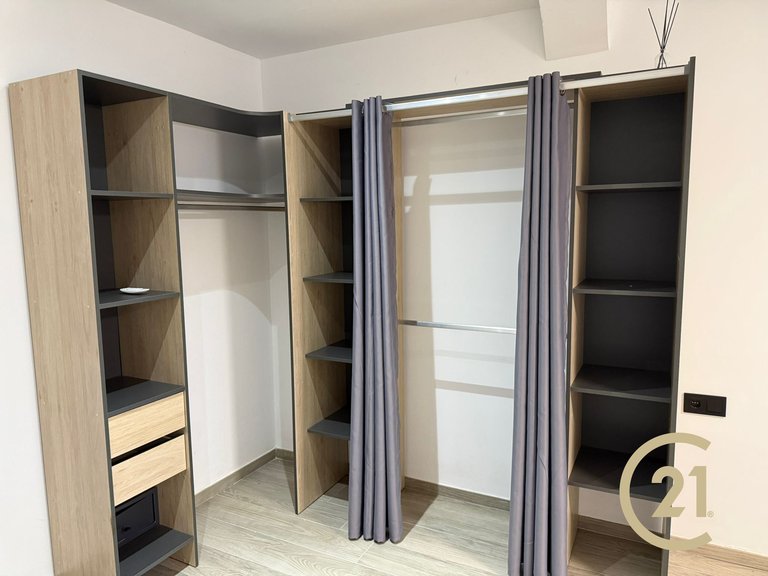 Local hecho vivienda totalmente reformada en Señorío de Cortes 12