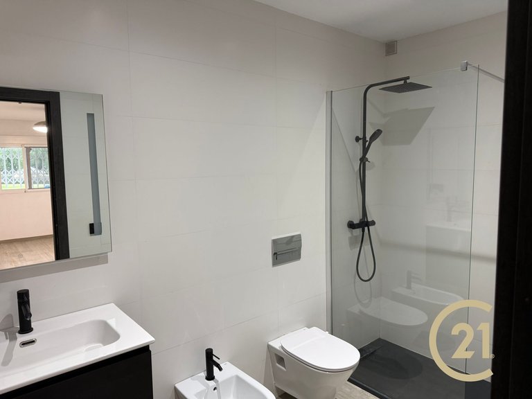 Local hecho vivienda totalmente reformada en Señorío de Cortes 14