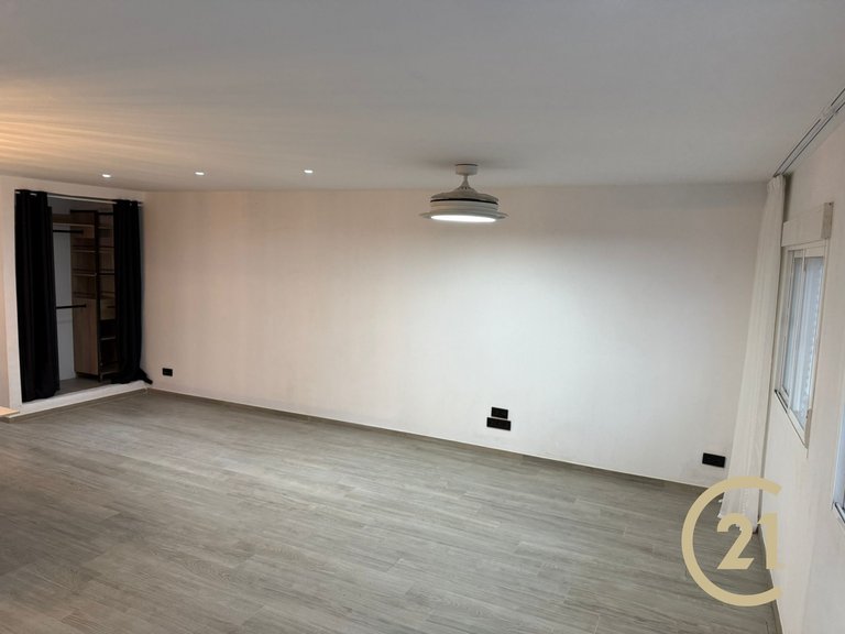 Local hecho vivienda totalmente reformada en Señorío de Cortes 7