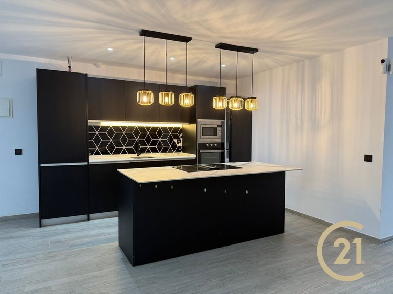 Local hecho vivienda totalmente reformada en Señorío de Cortes 2