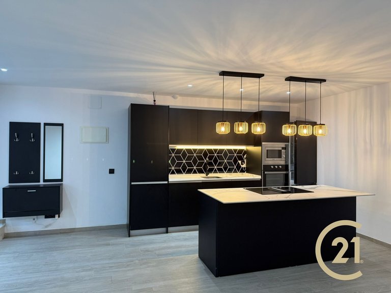 Local hecho vivienda totalmente reformada en Señorío de Cortes 3
