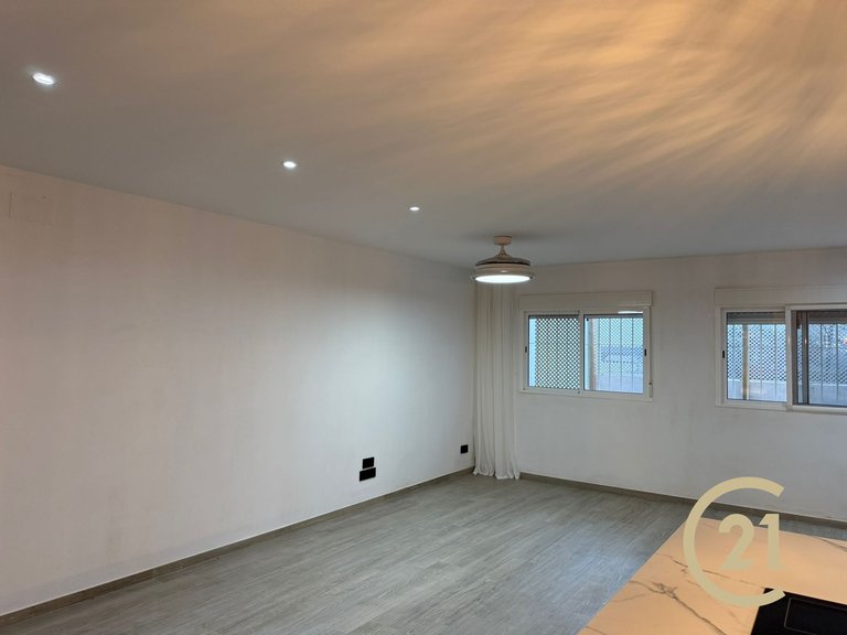Local hecho vivienda totalmente reformada en Señorío de Cortes 9