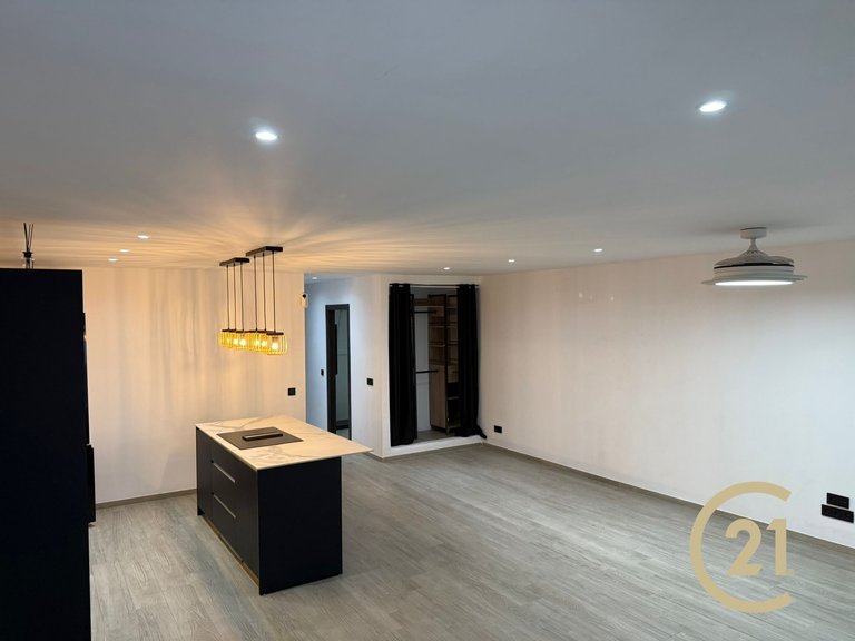 Local hecho vivienda totalmente reformada en Señorío de Cortes 4