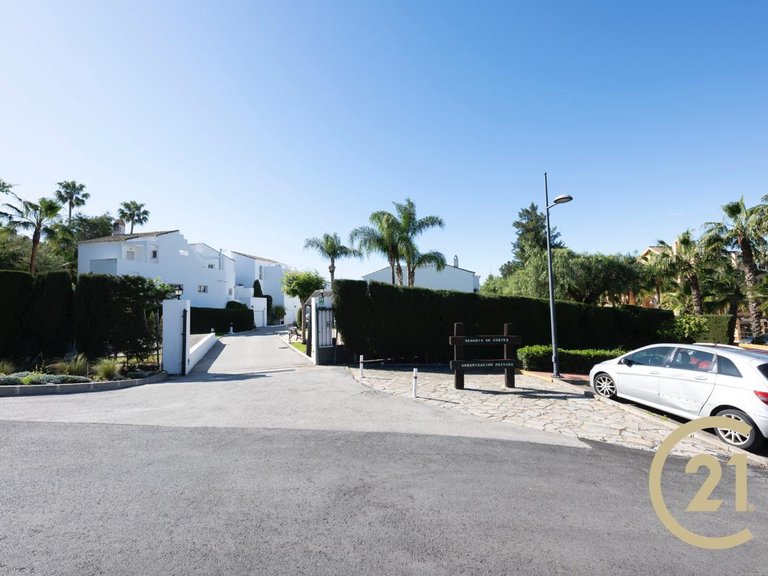 Local hecho vivienda totalmente reformada en Señorío de Cortes 16