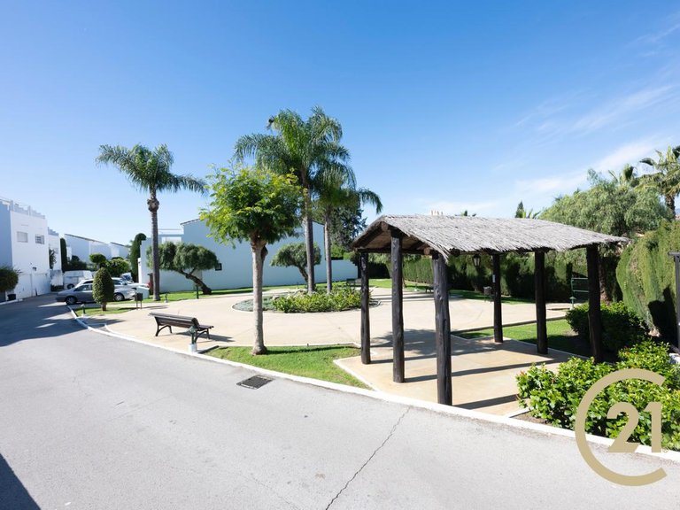 Local hecho vivienda totalmente reformada en Señorío de Cortes 17