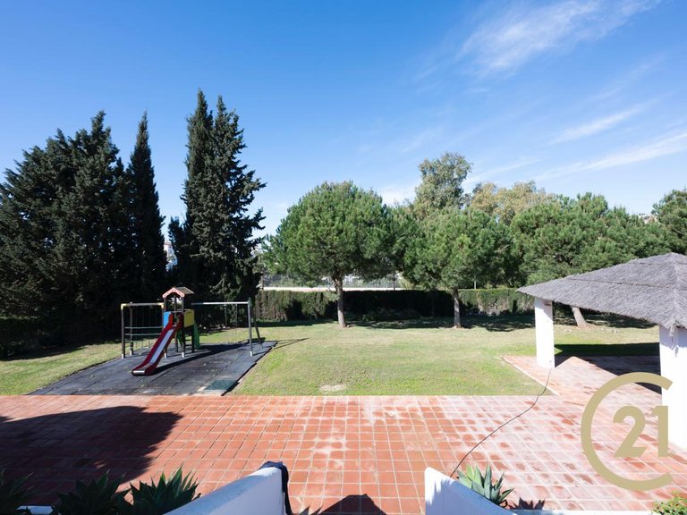 Local hecho vivienda totalmente reformada en Señorío de Cortes 18