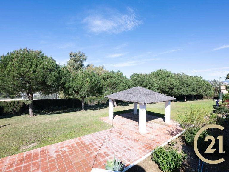 Local hecho vivienda totalmente reformada en Señorío de Cortes 19