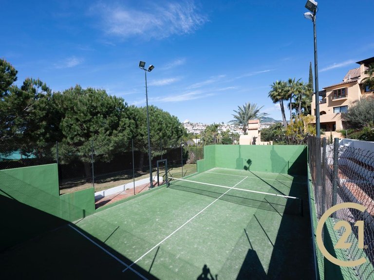 Local hecho vivienda totalmente reformada en Señorío de Cortes 20