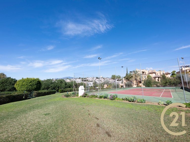 Local hecho vivienda totalmente reformada en Señorío de Cortes 21