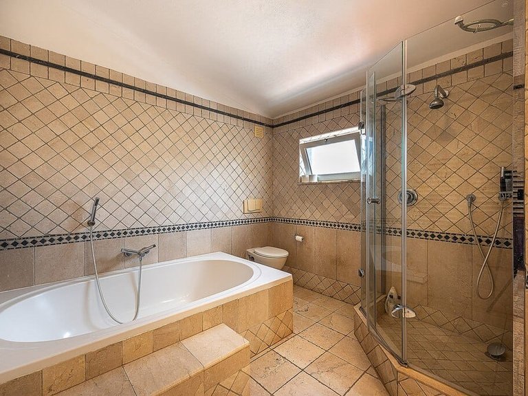 Villa for Sale in Lagoa, Algarve 25