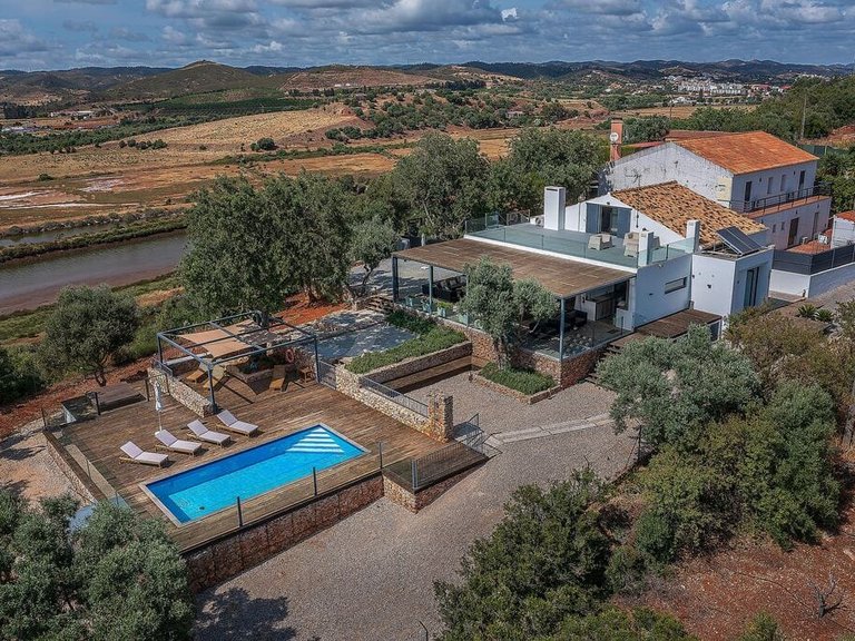 Villa for Sale in Lagoa, Algarve 1