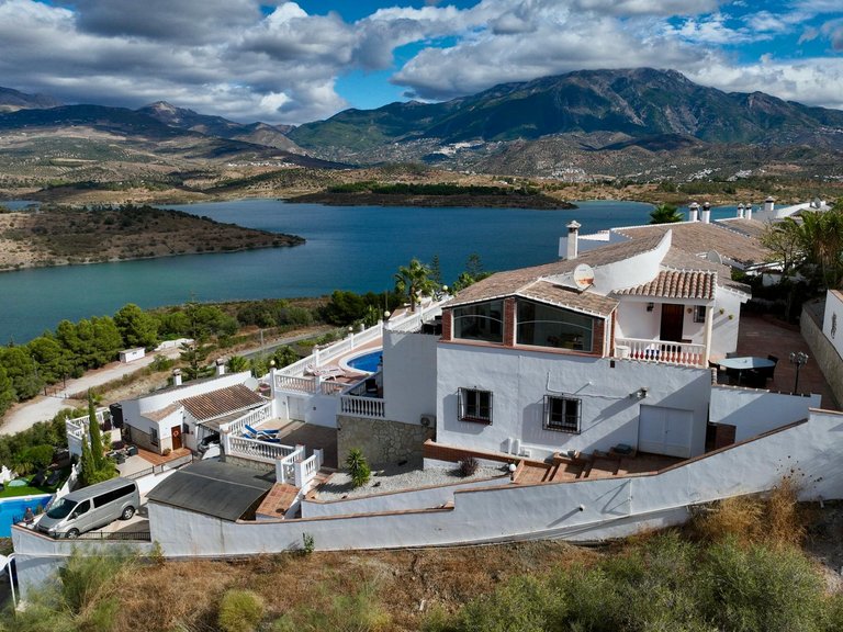 Villa overlooking lake Viñuela 11