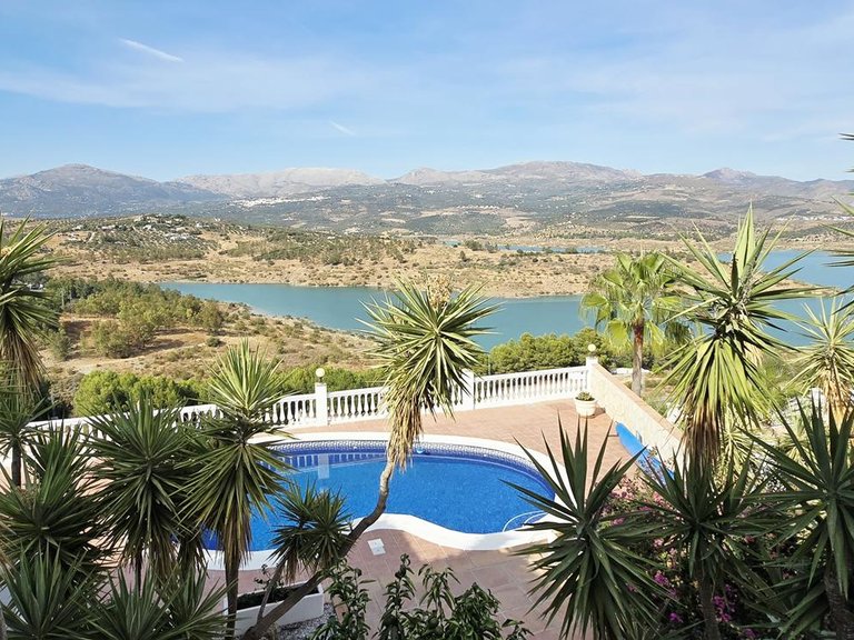 Villa overlooking lake Viñuela 1