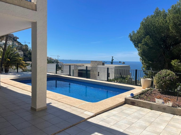 Exclusiva villa moderna en Altea con piscina privada y vistas a la montaña 2