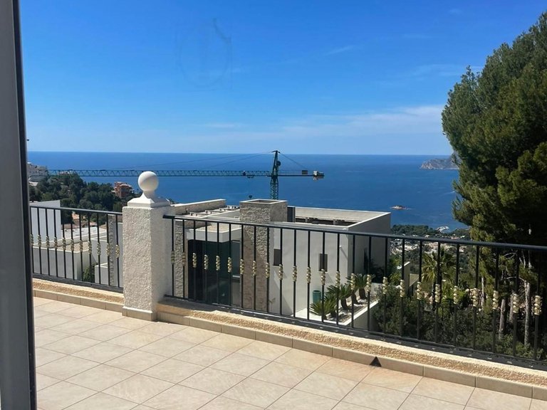 Exclusiva villa moderna en Altea con piscina privada y vistas a la montaña 11