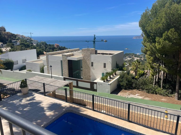 Exclusiva villa moderna en Altea con piscina privada y vistas a la montaña 7