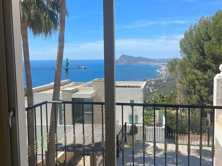 Exclusiva villa moderna en Altea con piscina privada y vistas a la montaña 10