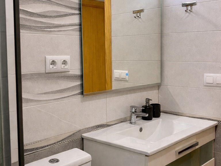 Vivienda en planta baja dentro de edificio de 5 alturas (sin ascensor), ideal para quienes valoran la accesibilidad y la comodidad diaria. 2